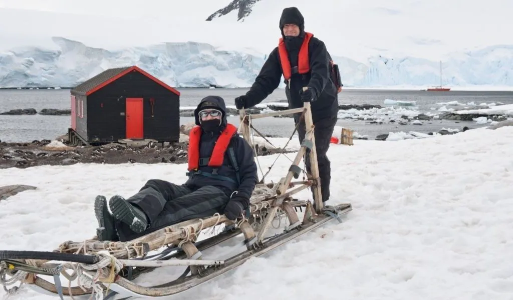 Do-people-live-in-Antarctica